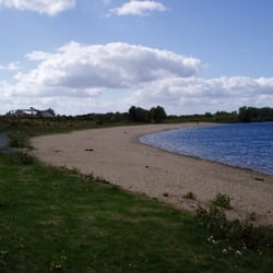Barleber See - Der kleine Strand und im Hintergrund das Betonwerk.