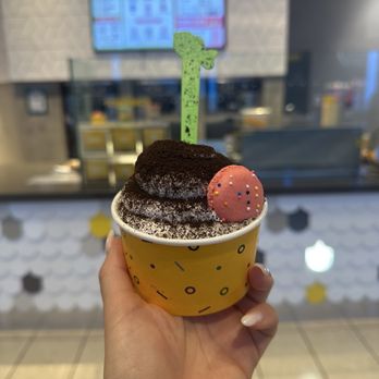 Somisomi - Oreo and (seasonal flavor) Sakura Berry swirled soft serve in a cup with Oreo crumbs and a macaron to top it off - Desserts Near Me - Santa Clara, California Somisomi - Oreo and (seasonal flavor) Sakura Berry swirled soft serve in a cup with Oreo crumbs and a macaron to top it off - Desserts Near Me - Santa Clara, California