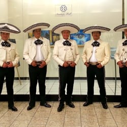 Mariachi California de Javier Vargas with sombreros