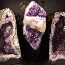The Portland Crystal Company - Elegant Amethyst with Calcite, flanked by two Cathedral Amethyst Geodes