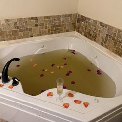 The Medbery Day Spa - Relaxing couple jacuzzi in our mineral waters