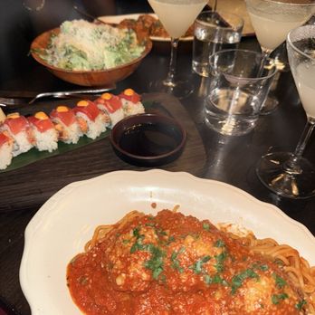 Trivoli Tavern - Spaghetti bolognese, Spicy Tuna Roll, smoke salmon Caesar salad, meatballs - American Near Me - Chicago, Illinois Trivoli Tavern - Spaghetti bolognese, Spicy Tuna Roll, smoke salmon Caesar salad, meatballs - American Near Me - Chicago, Illinois