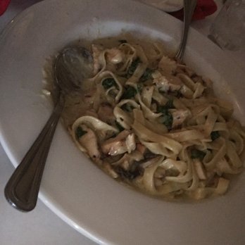 Pignetti's - Fettuccine, spinach, chicken, and yummy mushroom - Italian Near Me - Temple, Texas Pignetti's - Fettuccine, spinach, chicken, and yummy mushroom - Italian Near Me - Temple, Texas