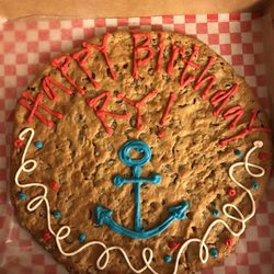 //chocolate chip cookie cake// the best cookie cake I've ever had. Design was super cute and the frosting wasn't too overpowering.