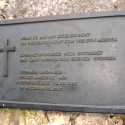 Eiskapelle - Gedenktafel und "Vermisstenanzeige" auf dem Geröllfeld unterhalb der Eiskapelle