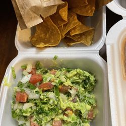 Super Taco Express - Guacamole and chips to go