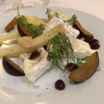 Le Bistro V - Cheese plate - Bistros Near Me - Paris, 75 Le Bistro V - Cheese plate - Bistros Near Me - Paris, 75
