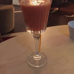 Remouge Caffe - "Volpe e l'Uva" Virgin cocktail a base di Succo di pesca, purea di fragola e gelato al limone... Semplicemente delizioso