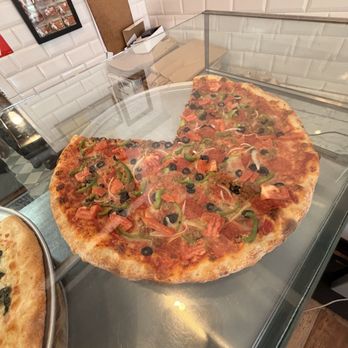 Santa Monica Pizza Kitchen - Pizza in display - Pizza Near Me - Santa Monica, California Santa Monica Pizza Kitchen - Pizza in display - Pizza Near Me - Santa Monica, California