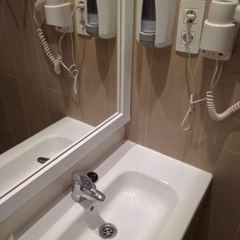 Hostal Centric - Bathroom - Hotels Near Me - Barcelona, B
