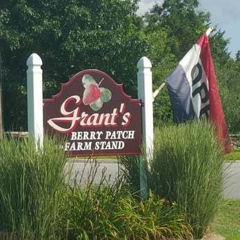 Grants Berry Patch - Entry sign - Farmers Market Near Me - Lisbon, Connecticut