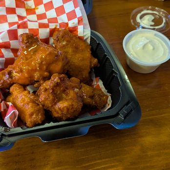 Mandie's Classic Pizzeria - Wings with Blue Cheese - Pizza Near Me - Lafayette, Oregon