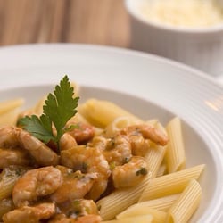 A Propósito - Penne ao molho de camarão. Pode acreditar que não existe nada igual.