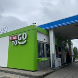 Rewe to go - Kombiniert mit der Aral-Tankstelle. Combined with the Aral gas station.