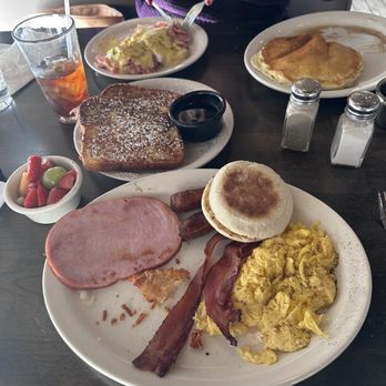 Maple Bacon Restaurant - Canadian brunch and egg Canadian Benedict - American Near Me - Plano, Texas