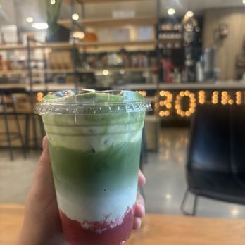 Kaffee Bohnen - Strawberry Matcha Einspanner - Coffee & Tea Near Me - Los Angeles, California