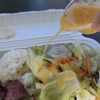Meatheads - Pouring dressing in the wind... - Food Trucks Near Me - Honolulu, Hawaii