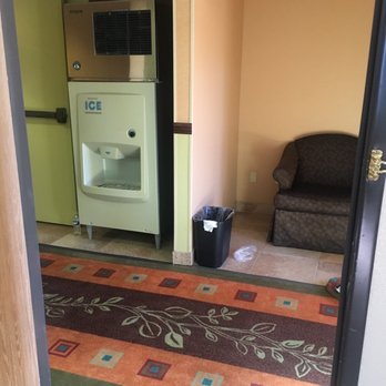 Days Inn by Wyndham Bernalillo - Heard guests fill up ice chests starting about 6 am on. - Hotels Near Me - Bernalillo, New Mexico