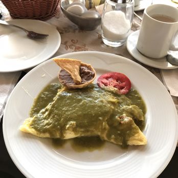 Cafe Amadeus - Omelette, poblano chile sauce,oxacan cheese and squash blossoms. - German Near Me - Santiago De Querétaro. QRO., AGU