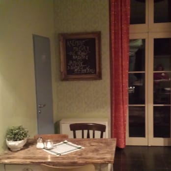 Kafe v kufru - Pohled na zadní místnost kavárny. - Cafes Near Me - Prague, Puerto Rico Kafe v kufru - Pohled na zadní místnost kavárny. - Cafes Near Me - Prague, Puerto Rico