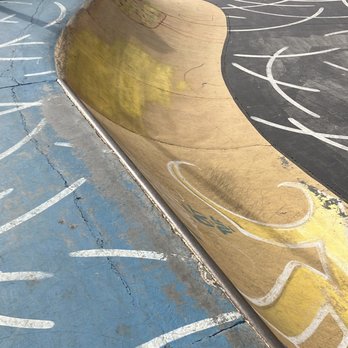 Skeleton Valley skatepark - Playgrounds Near Me - Monopoli, BA