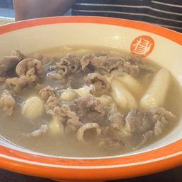 Beef broth, wide noodles and beef with rice cakes Beef broth, wide noodles and beef with rice cakes