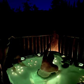 Vacasa - Hot tub at Night! - Vacation Rentals Near Me Vacasa - Hot tub at Night! - Vacation Rentals Near Me