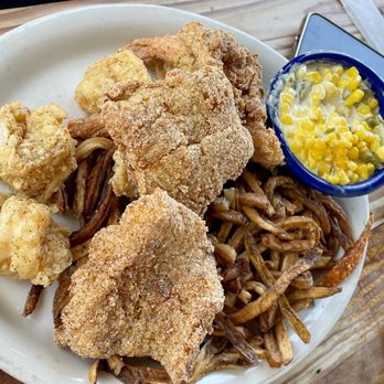Mickey's Bar & Grill - Fried fish and shrimp with fries and jalapeño cream corn (excellent) - Seafood Near Me - Aransas Pass, Texas