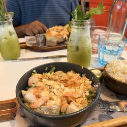 Le Paradis du fruit - Hank fish with seasoned rice. Lobster roll with French fries. Apple, pineapple and banana smoothies!