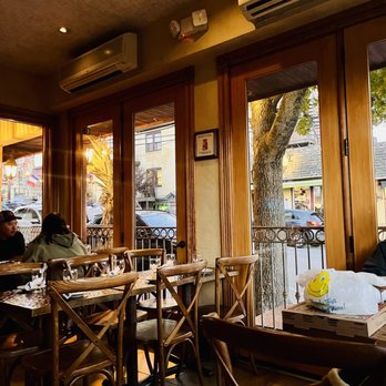 Ariano - people sitting at tables in a restaurant - Pizza Near Me - Media, Pennsylvania Ariano - people sitting at tables in a restaurant - Pizza Near Me - Media, Pennsylvania