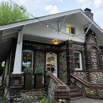 Coastline Burgers - Beautiful Building - Burgers Near Me - Redmond, Washington