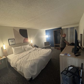 Spark by Hilton Stevensville - Nice layout of the bedroom, spacious king size bed comes with a fridge no microwave - Hotels Near Me - Stevensville, Michigan Spark by Hilton Stevensville - Nice layout of the bedroom, spacious king size bed comes with a fridge no microwave - Hotels Near Me - Stevensville, Michigan