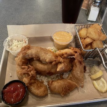 Woody's Brewing - Fish & tots - New American Near Me - Redding, California
