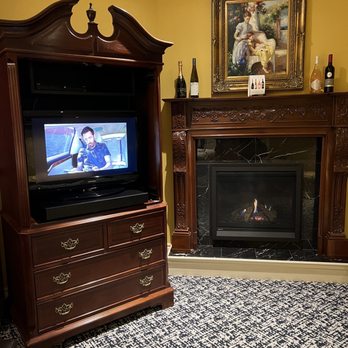 Riverbend Inn - Working fireplace and TV armoire - Hotels Near Me - Niagara-on-the-lake, Ontario Riverbend Inn - Working fireplace and TV armoire - Hotels Near Me - Niagara-on-the-lake, Ontario