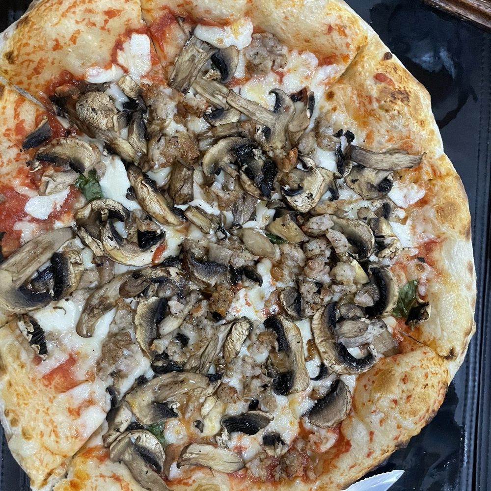 Romeo - Sausage & mushroom pizza. - Pizza Near Me - Playa del Carmen, ROO Romeo - Sausage & mushroom pizza. - Pizza Near Me - Playa del Carmen, ROO