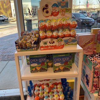 IT'SUGAR - a display of candy and cupcakes - Candy Stores Near Me - Lynnfield, Massachusetts
