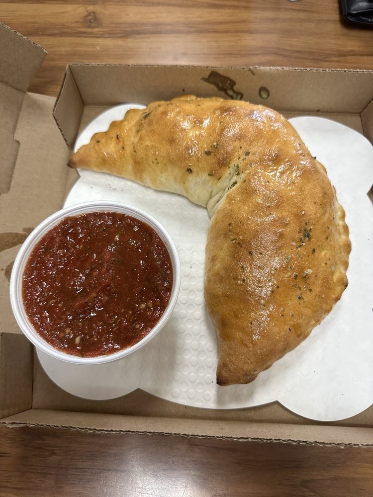 Maddy Moe's Pizza Logo