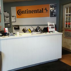 D & D Automotive - The main lobby/waiting area