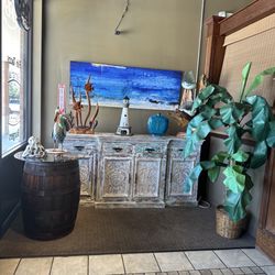 South Shore Grille - Decor on next level. }:{