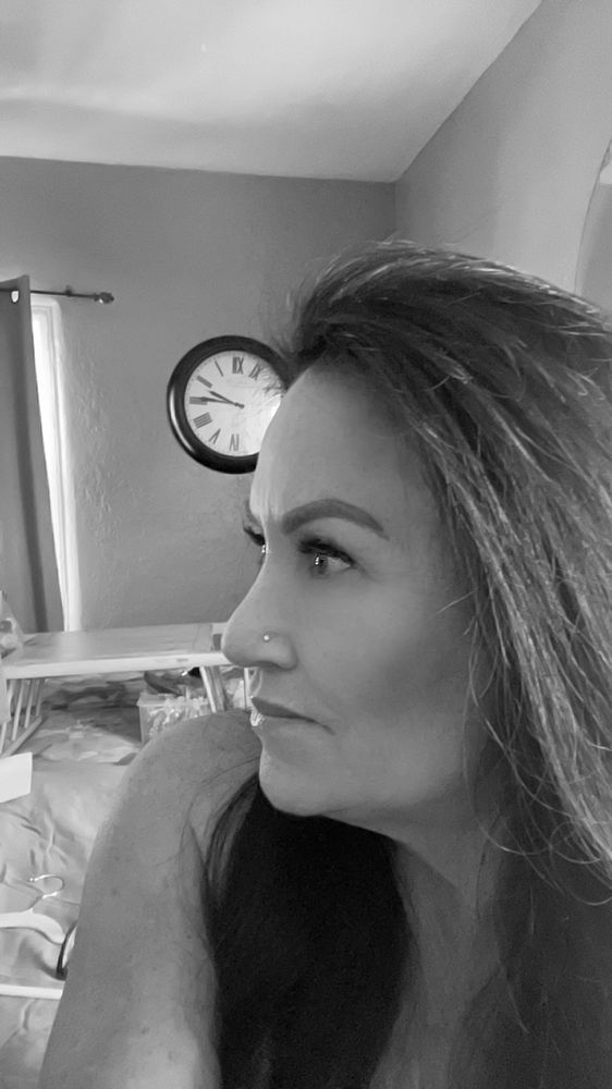 Shellys Hair And Nails mobil Logo