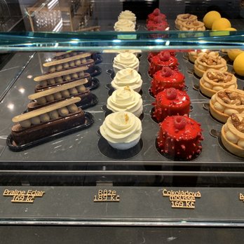 IF Café - cake display - Cafes Near Me - Prague, Puerto Rico