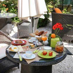 Hôtel Idéal Séjour - Petit déjeuner au jardin