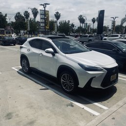 Exterior outside entrance of Keyes Lexus - Van Nuys, California Exterior outside entrance of Keyes Lexus - Van Nuys, California