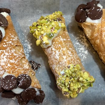 Twisted Pies Pizzeria - Chocolate Chip & Pistachio Cannolis - Pizza Near Me - Mesa, Arizona Twisted Pies Pizzeria - Chocolate Chip & Pistachio Cannolis - Pizza Near Me - Mesa, Arizona