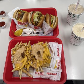 In-N-Out Burger - Side drinks: chocante and vanilla milkshake & the traditional freshly squeezed lemonade. - Burgers Near Me - Stockton, California In-N-Out Burger - Side drinks: chocante and vanilla milkshake & the traditional freshly squeezed lemonade. - Burgers Near Me - Stockton, California