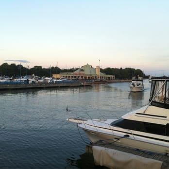 Port Credit Lighthouse - Landmarks & Historical Buildings Near Me - Mississauga, Ontario