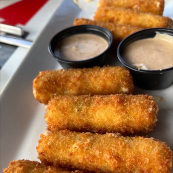 Shindigs Bar & Grill - American Near Me - Winfield, Kansas