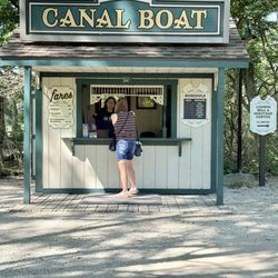 Jimmel Tours - Ticket booth for the canal.