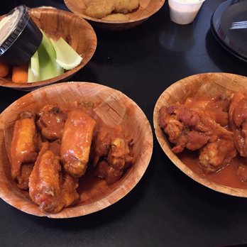 Duff's Famous Wings - American Near Me - Amherst, New York