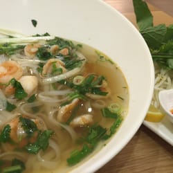 Nhystar - Pho (Reisnudelsuppe) mit frisch gebratenen Garnelen. Kräuter, Bohnensprossen und Chili ergänzt man selbst nach Belieben.